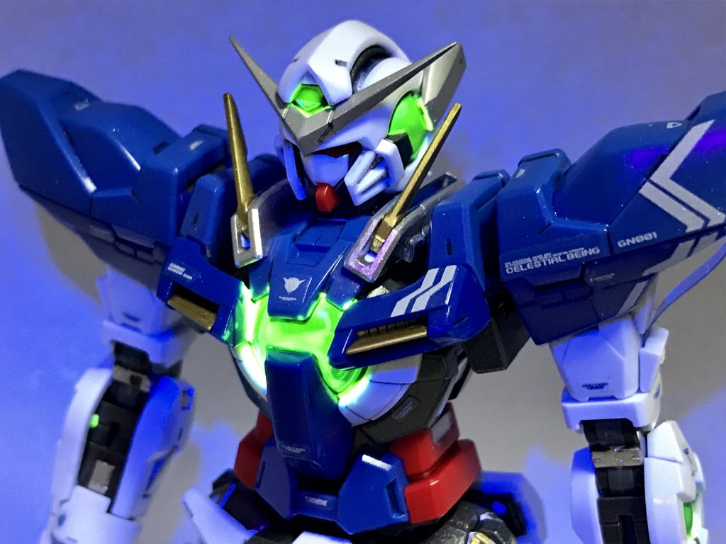 UVライト（ブラックライト）で光るマジックルミノペイントを使い、GNコンデンサーが光るようにしました。マジックルミノペイントはクリア部品にはかなり密着が悪かったのですが、たっぷりと何回も塗りこんだらなんとかなりました。可視光では無色透明なので、GNコンデンサーの表現には好適です。