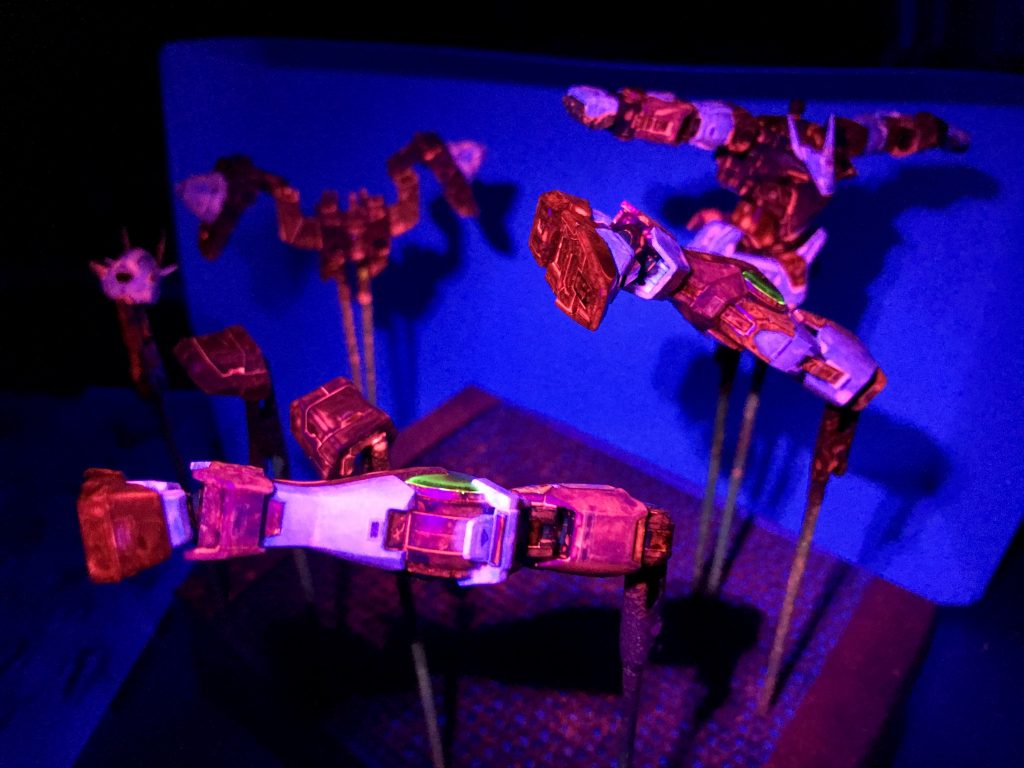 マジックルミノペイントを塗っては、ブラックライトで確認して、数回塗り重ねました。