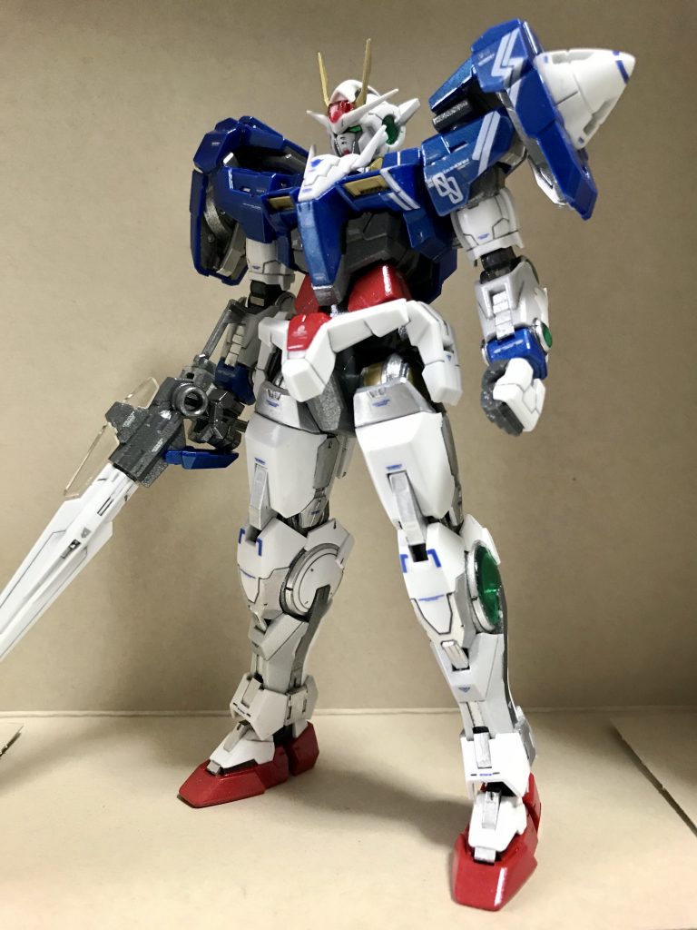 素体は部分塗装仕上げです。
青い部分はクレオスのメタリックブルー、赤い部分はクレオスのメタリックレッド、黄色い部分はガンマカのゴールド、フレームはクレオスのシャインシルバーを薄く吹きました。また、装甲を部分的にガンマカのシャインシルバーで塗り分けました。
個人的に意匠はエクシアのほうが好みです。ダブルオーはゴテゴテしている割にいまいち萌えません。そこで思い切って、トランザムで萌え向上を狙いました。
マジックルミノペイントを全体に塗った後、最後にタミヤのパールクリヤーを吹いてフィックスしました。