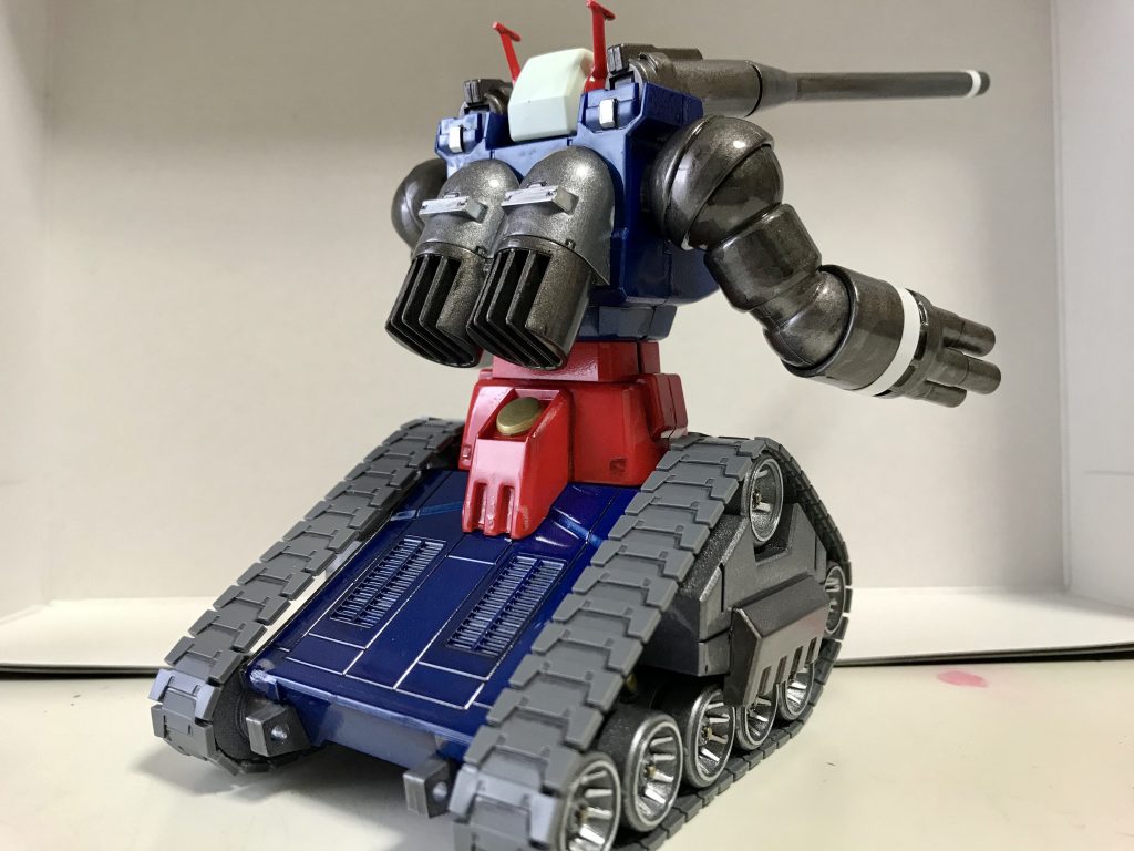 頭の白い部分と履帯(キャタピラ)以外は塗装しました。
青:マイカブルー(タミヤ)… BMWの色
赤:ブライトマイカレッド(タミヤ)…フェラーリの色
黄:ゴールド(ガンマカ)
灰:焼鉄色(クレオス)筆塗り&一部ライトガンメタル(タミヤ)
他の2機(ガンダム&ガンキャノン)に合わせて、光沢トップコートで仕上げました。
合わせ目は消していません。