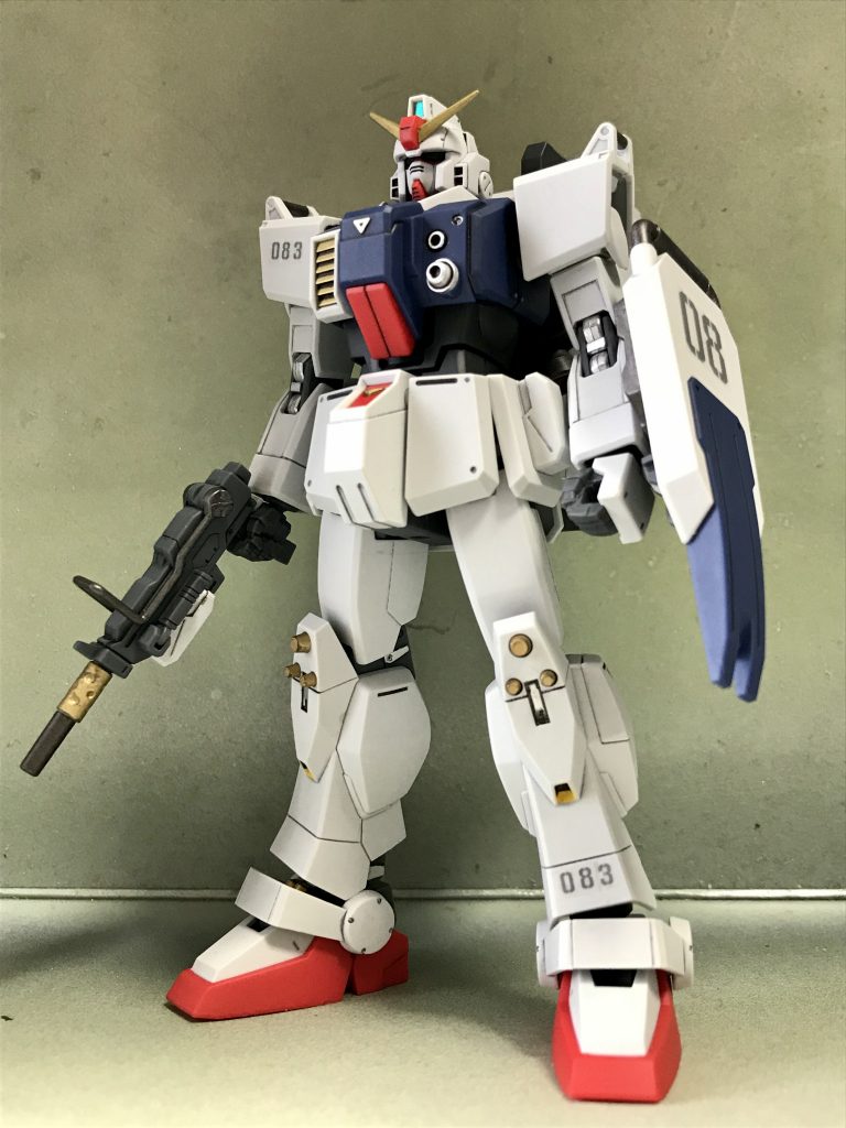 色が足りないところだけ部分塗装をして、つや消しトップコートで仕上げました。ほぼほぼ成形色の簡単仕上げです。それもで十分にカッコいいと思います。
特徴的で目立つ膝のスパイクはどうするか悩みましたが、Mr.メタルカラーのブラス（真鍮）を使ってみました。磨くと金属調になるやつです。って、つや消しを吹いたら意味がなかったですね…。