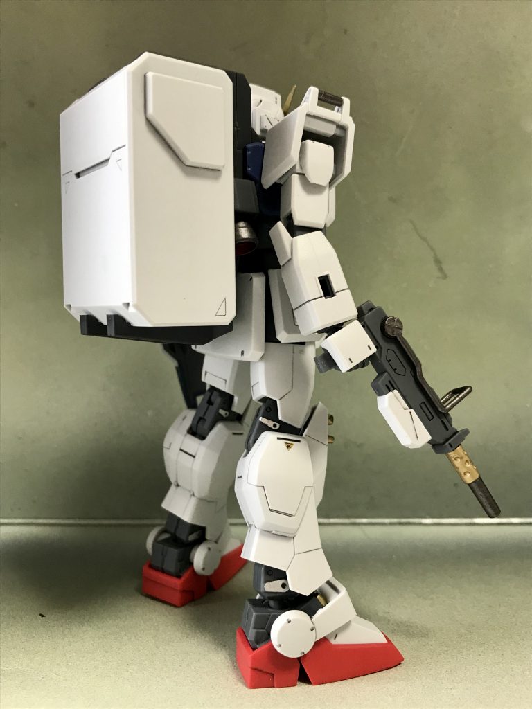 背中のでっかいウェポン・コンテナが特徴的ですねぇ。この中だけで我が家より広そうです。
サーベルの柄が入っている太～いふくらはぎも、萌えます(^^)