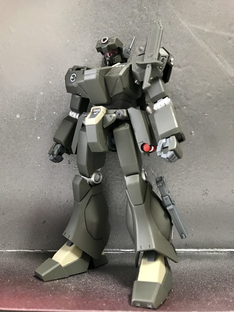 部分塗装のみでそのまま組みました。プレバン限定キットとはいえ、もとがジェガン、色分けが足りない部分がけっこうあります。特に腹巻きは本来カーキ色ですが、面倒くさがって塗り分けませんでした。