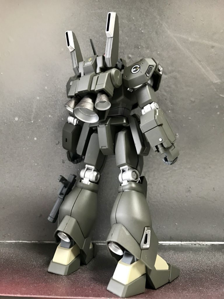 関節部分とバーニアだけシルバーを吹いて、バーニアの外側は焼鉄色で筆塗りして、あとはガンマカでちょこちょこ塗り足しました。最後につや消しトップコートで仕上げました。