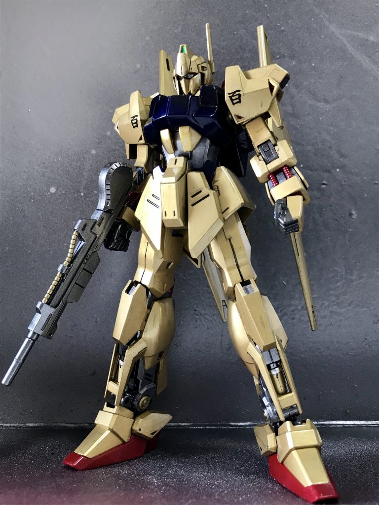 金色は悩んだ末、Mr.メタルカラーのブラス（真鍮）を筆塗りしました。なかなか渋い輝きになったと思います。筆ムラも味ということで(^^;

胸とバックパックはディープメタリックブルー、赤い部分はマイカレッド、関節や武装はライトガンメタルです。あとはガンマカの金銀を少々。最後に光沢トップコートです。

ふと、胸も金色にすれば面白かったかなと思いました。