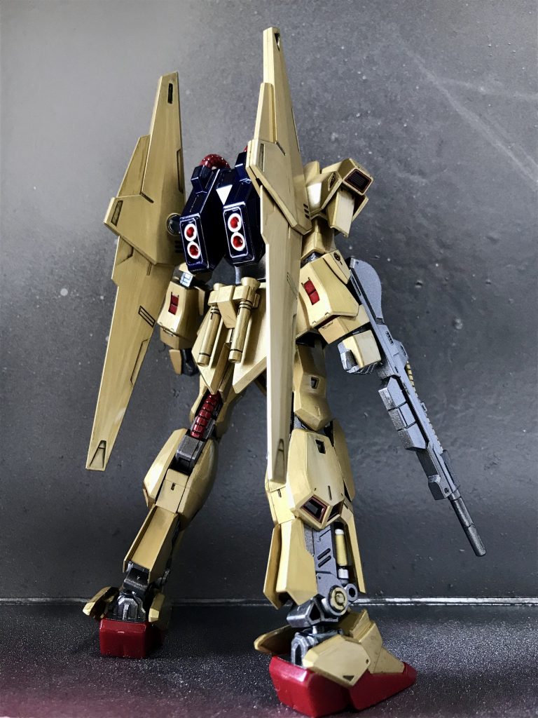 カッコいいからヨシですが、この「フレキシブル・バインダー」は謎の装備ですねぇ。