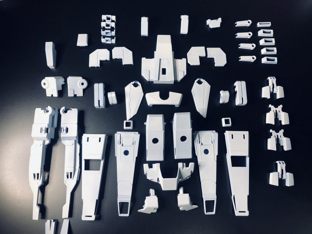 下塗りはブルーと黄色のパーツは白サフで赤いパーツにはピンクサフを吹きました💦