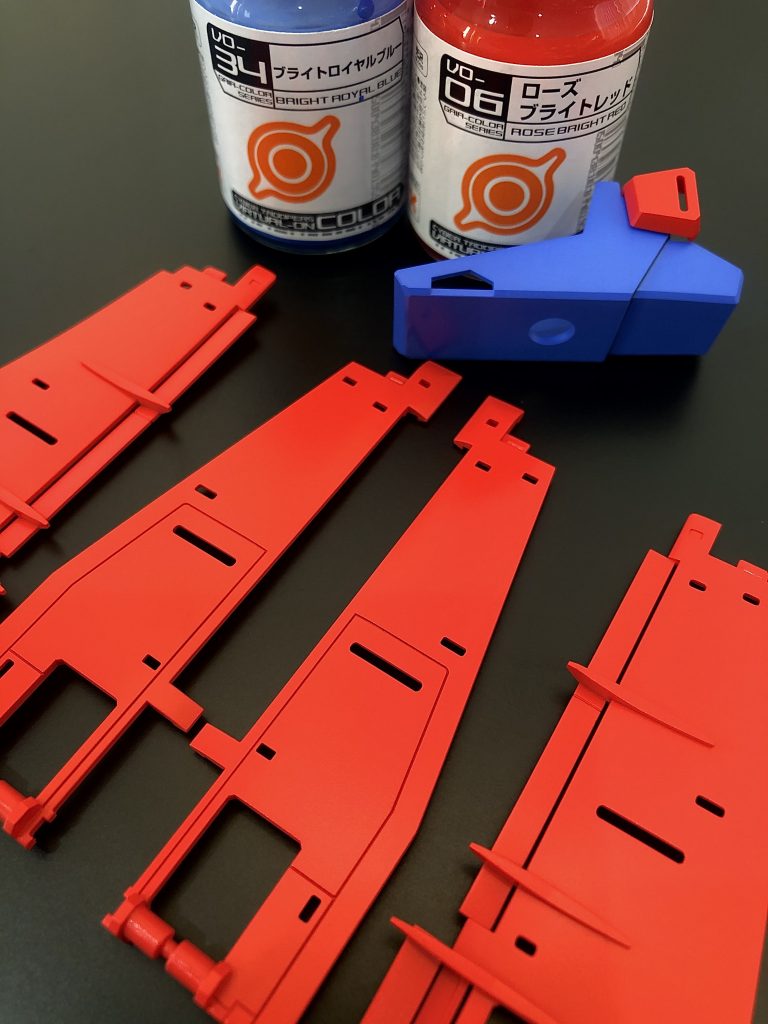 淡い色合いで仕上げたかったのでガイアカラーのブライトロイヤルブルーとローズブライトレッドで塗装しました。