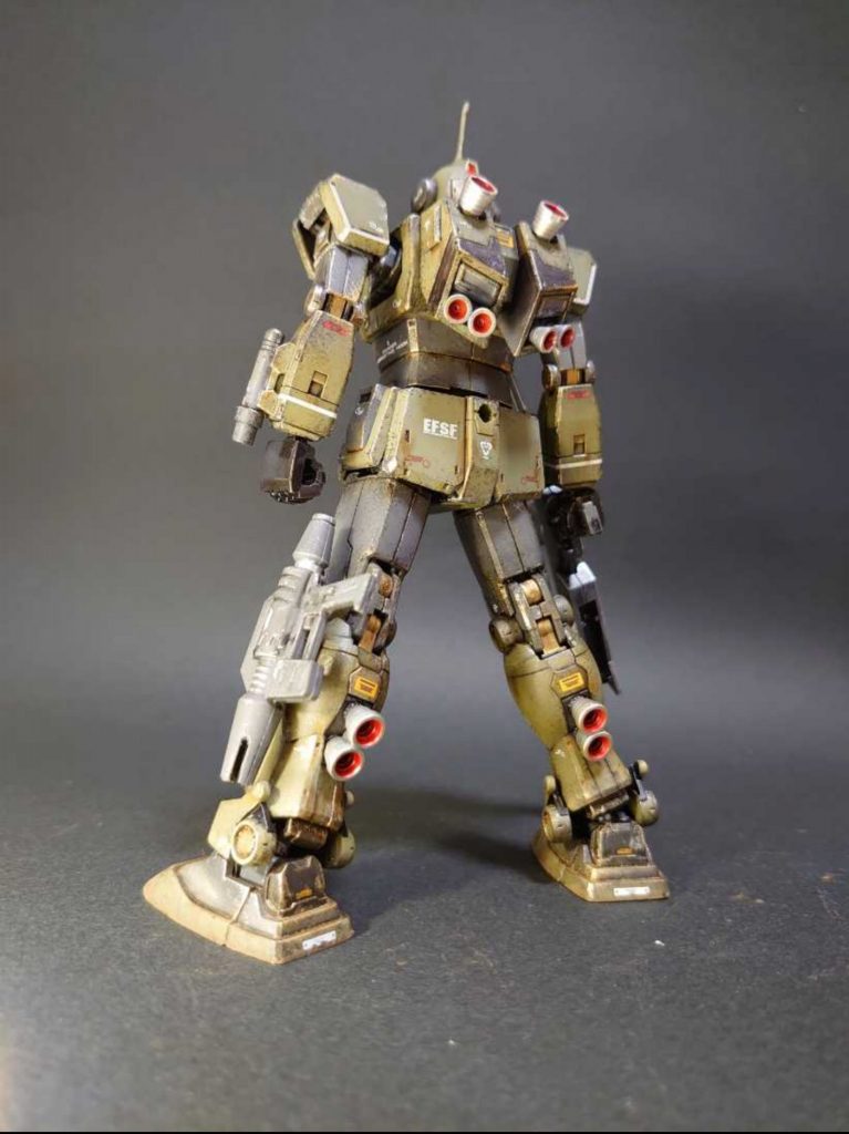 私はMSを背部から眺めるのが好きです(隙自語)。
背部から見えるスラスターが多いため、それぞれガンダムマーカーと爪楊枝でちょこちょこ塗るだけで、見栄えがダンチです。