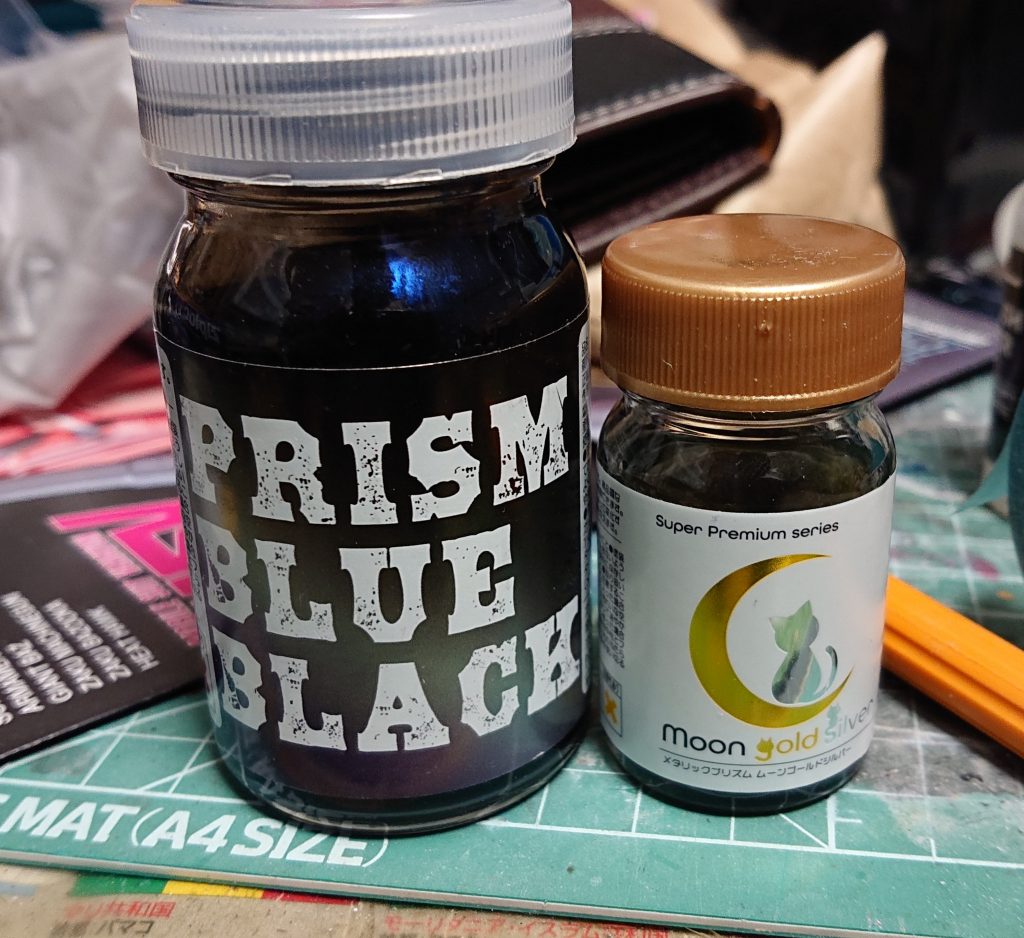 刀にムーンゴールドシルバー、胸の上部にプリズムブルーブラックを使用。