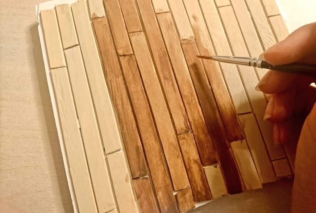 全て貼れたらダイソーのミルクペイントのブラウンを塗っていきます♪
せっかく木製マドラーを使っているので木目が見えるように薄めに塗っていきます。
マドラーひとつひとつの色が少しずつ違うように塗っていくのがおすすめです♪