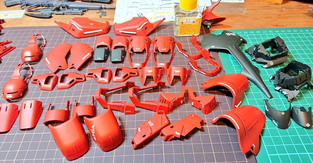 付属のデカールもボリュームがあって
なかなかの作りごたえが!!
今回は赤いパーツが多いと言う事もあり
塗装が大変でした
ジオンのカッコいいMSが作りたい方は
是非作ってみては如何でしょうか^^
とてもオススメのキットとなってます