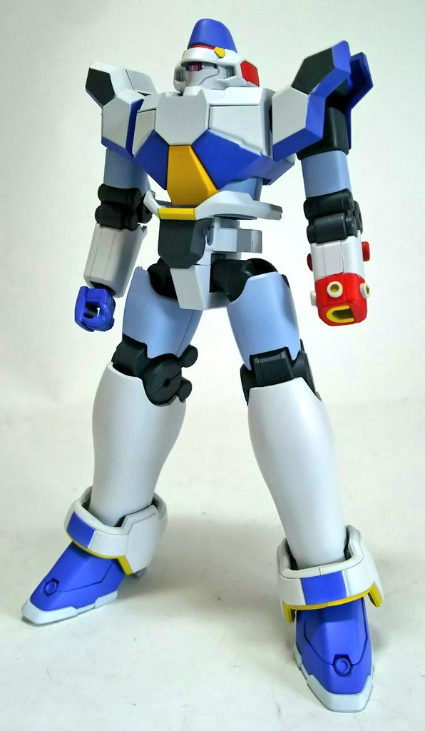 正面から。
左腕のバスターアームのみ加工で再現してます。