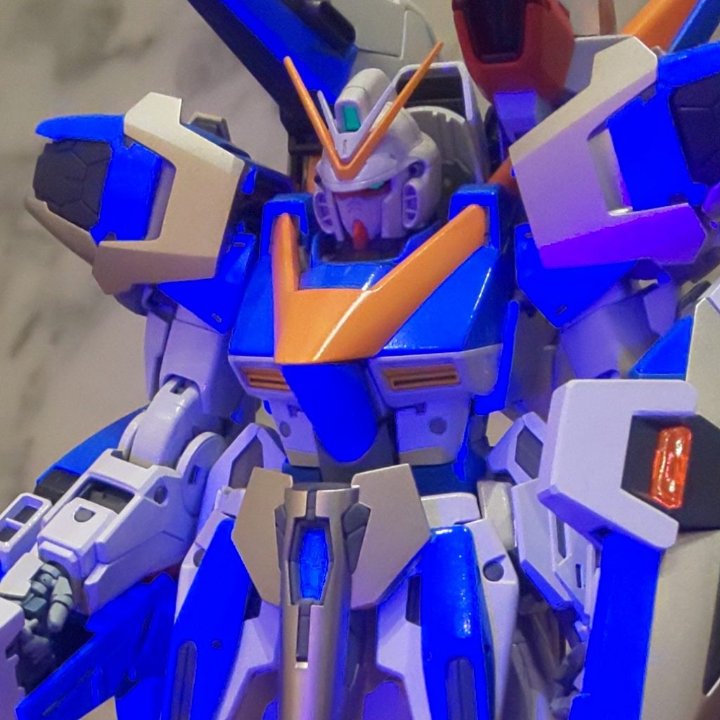 上半身のアップです。白はスーパーシェルホワイトにニュートラルホワイトを混ぜて、蛍光クリアーを少しいれてます。