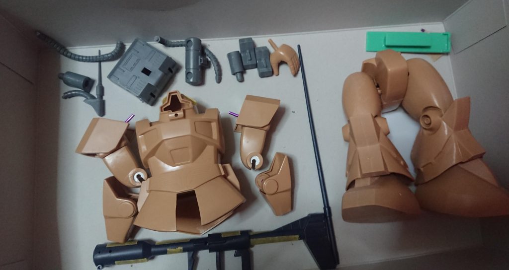 股関節はそのまま使用
肩の接続をアルミ線に変更
肘部は上腕の接続部にプラ板を貼り付けCの字加工、キットに元々ある穴にアルミ線をつけて上腕と接続できるように加工