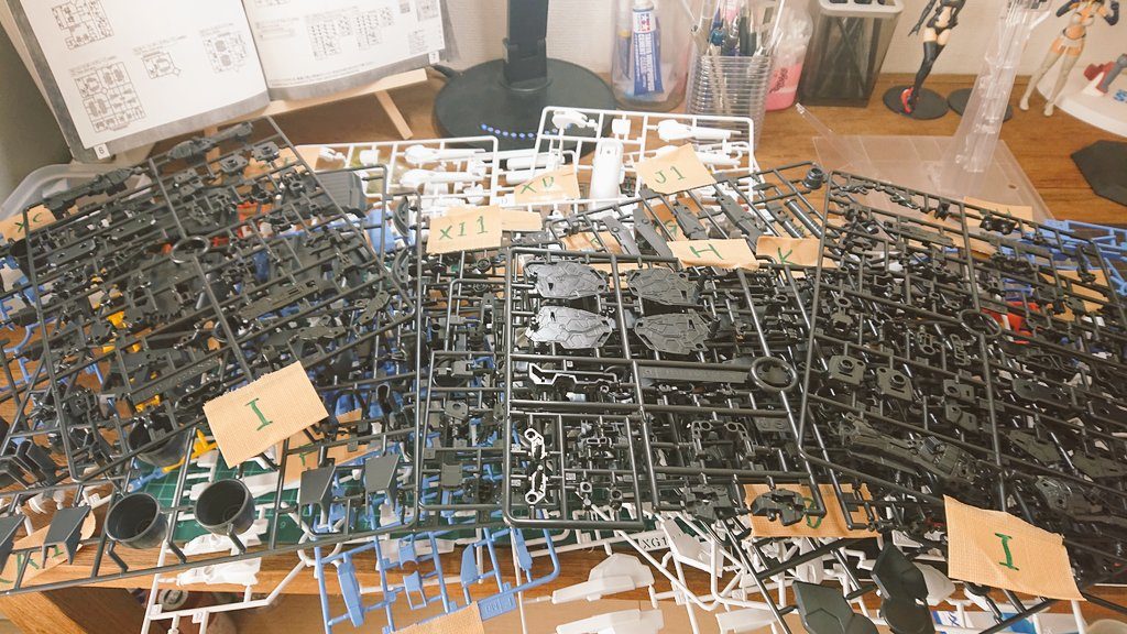 ちなみにパーツ数です(笑)
ランナー番号を書く事から始めました(^q^)