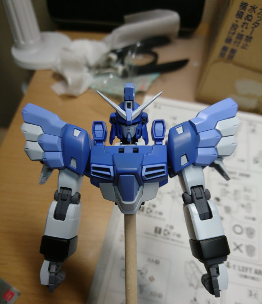 組み立て中。
この後左アンテナ折れるとかいう惨事が起こり2日組み立てをやめる。