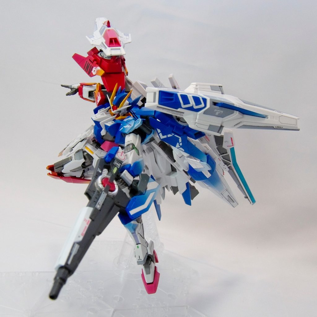 【GNブラスターⅡ】
リバーシブルガンダムのライフルを転用。腕にマウントできるようシールドジョイントを付けました。