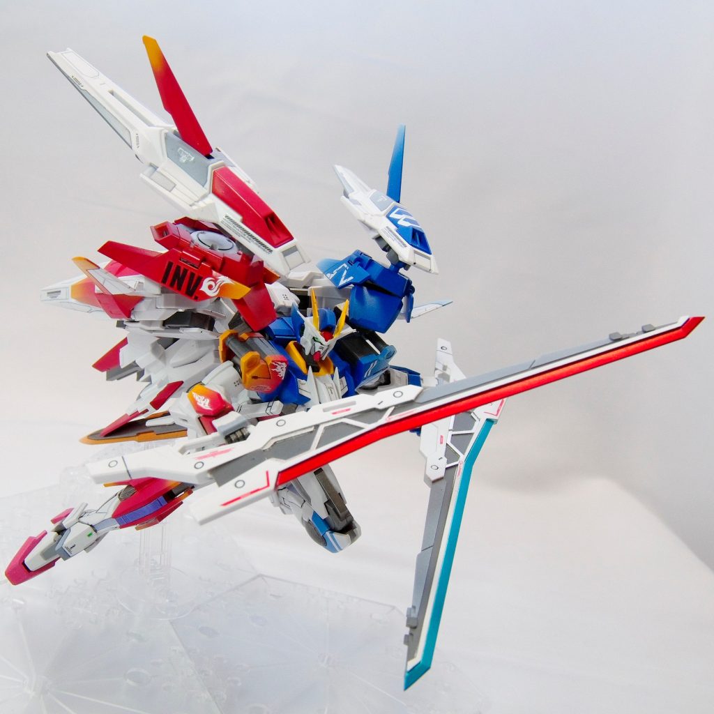 【ライザーシステムⅡ】
GNドライヴに接続されたライザーユニットはGNコンデンサーを兼ねており、トランザムバースト発動後も機体性能の低下なく行動できる。また、ウイングは大型のグラビカルアンテナでもあり、粒子散布時の散布領域のコントロールも可能。
てな設定です(*´ω｀*)