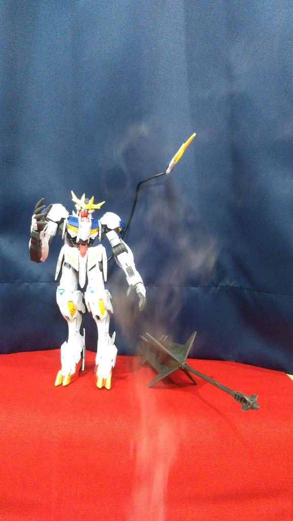 横にメイスを置いる状態