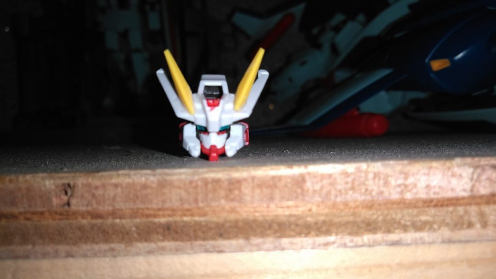 頭部のアンテナにバルバトスのアンテナパーツを切り取って付けました