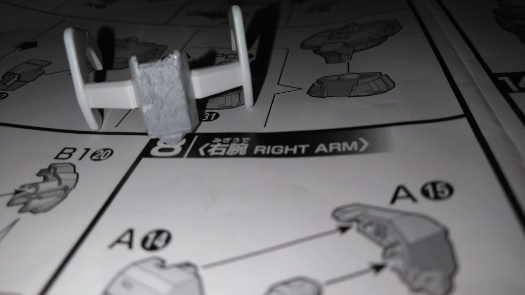 バルバトスの胸装甲にあったマークをパテで埋めました