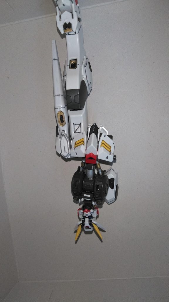 胴体のフレームの一部を塗装