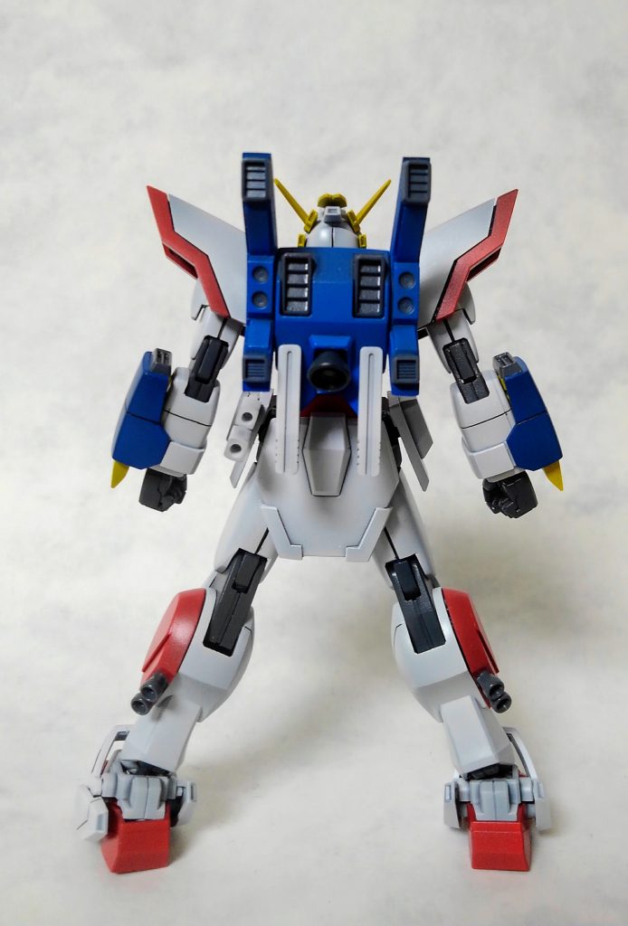 飛び道具がバルカンのみになった分、一気に接近するためにバーニア類をこれでもかと増設しました。