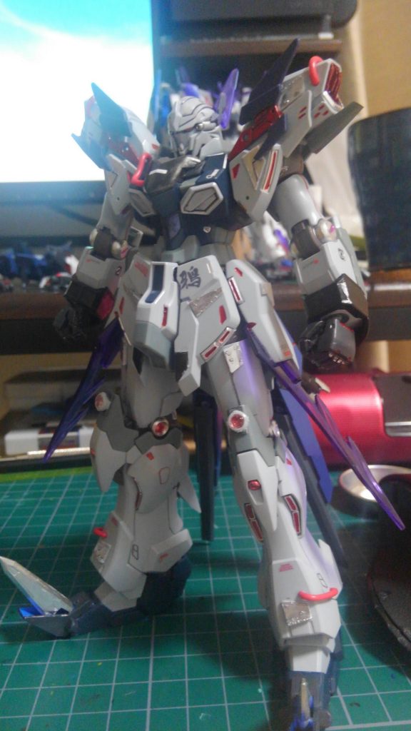 プラパンやジャンクパーツを使用し、ディテールを追加、赤チューブも使用しました。ちょっと敵機体っぽいですねw
サイドアーマーや頭部には紫のクリアパーツを使用しました。
また、見にくいですが両肩には作るの大変！なシイタケを追加してます。これはまだまだ練習しないとです。