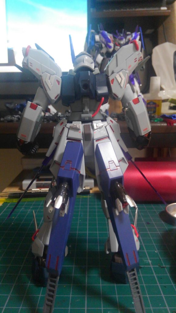 後ろ姿です。
こちらもプラパンやジャンクパーツ、赤チューブでディテールを追加。
また、リアアーマーにはスラスターを追加し、こちらはビルダーズパーツなども使用してます。