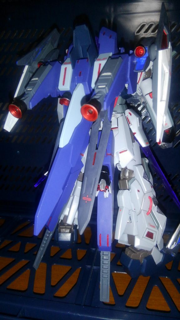 バックパック装備状態です。
ライトニングバックウェポンシステムを本体にサイドのウイングのためダイバーズエースパーツを使用し、スタビライザーとしてダイバーソードの刃の部分を使用しました。
塗装はガンダムマーカーで部分塗装をおこなってます。