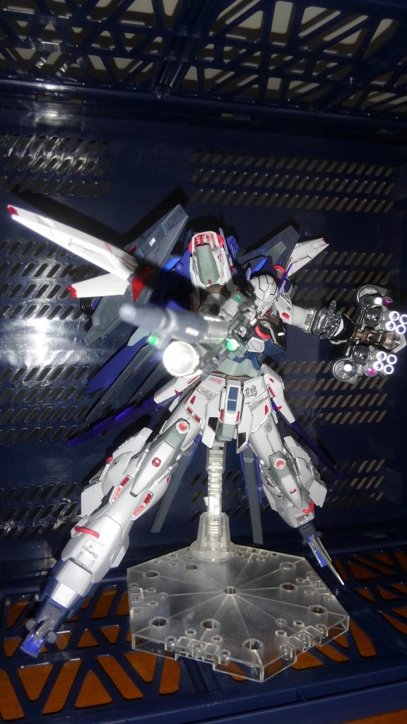 まずエグス専用のビーム・ライフルです。威力より連射性能に特化させ、持ち前の機動力で射ちつつ間合いをつめて行くという感じです。
シールドにはビーム・ガトリングをつけ、共に使用することにより火力不足を補うようにしました。