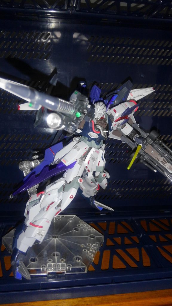 最後はシナンジュ・スタインと言えばこれ！｢撃っちゃうんだなぁ、これが！｣ポーズです。いや、ポージングはもっと勉強しなきゃですね。

今回はガンダムマーカーでの部分塗装、つや消しトップコート仕上げでしたが、元々の成形色を崩したくなかったのでこの方法で作業しましたが楽しくかつ上手く出来上がったと思います。

最後までご覧頂きありがとうございました。