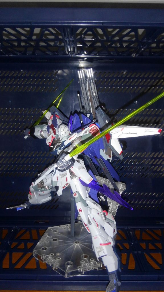 次にビーム・サーベルです。
こちらはキットそのまま使用してます。
ちゃんとマウントされているというのは良いですね～、取り回し抜群です♪
やはり二刀流にしてしまいました。