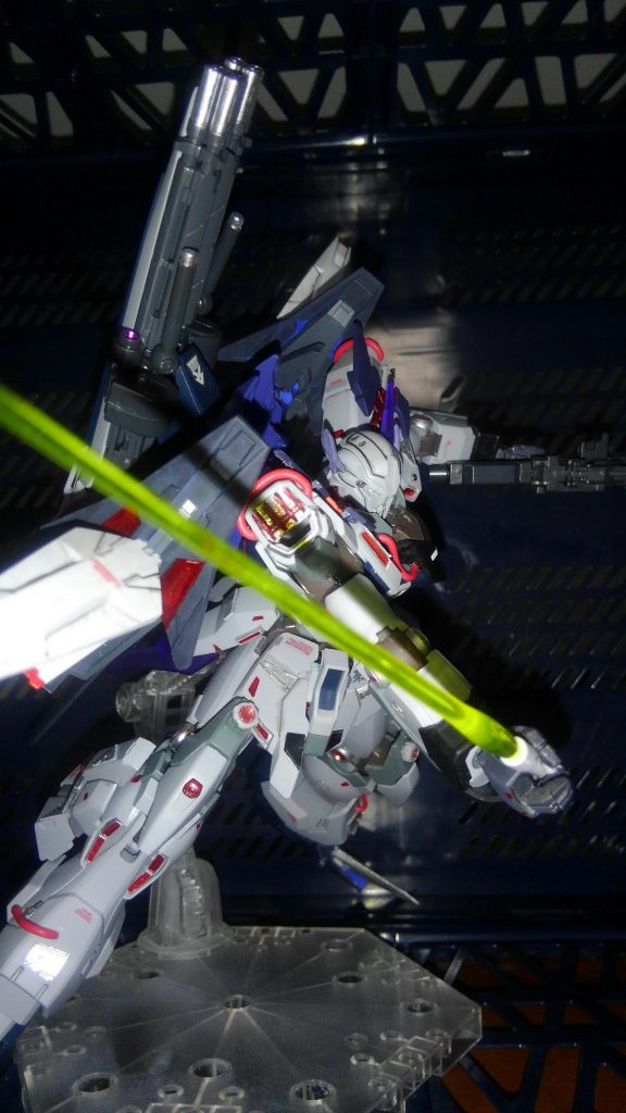 バックパックのウイングを展開し、ハイ・ブースト！ビーム・ライフルやガトリングで弾幕貼りつつ一気に距離を詰め、ビーム・サーベルで切り裂く！

...という戦い方を脳内再生しておりました。