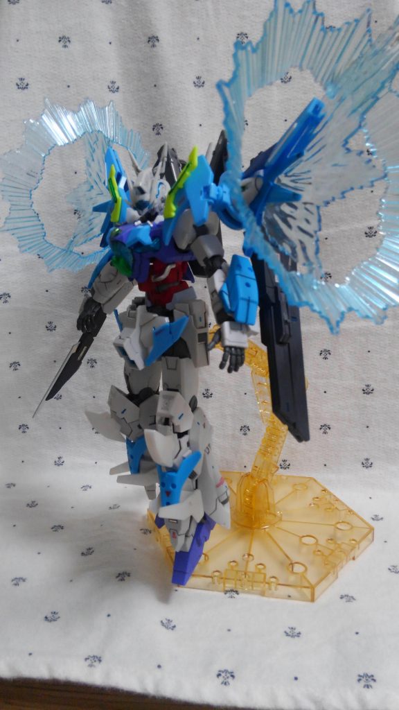 最後までご覧頂きありがとうございました。ムーンガンダムとダブルオースカイのミキシングですが、腰パーツはディナイアルガンダムなどを使い、S字立ちなどできるよう作成したのですが、こちらも撮影中に破損、根元からポッキリになりました(TωT)
色々、アクシデントはつきものですよね... まだまだ負けずに作ります。
ありがとうございました。