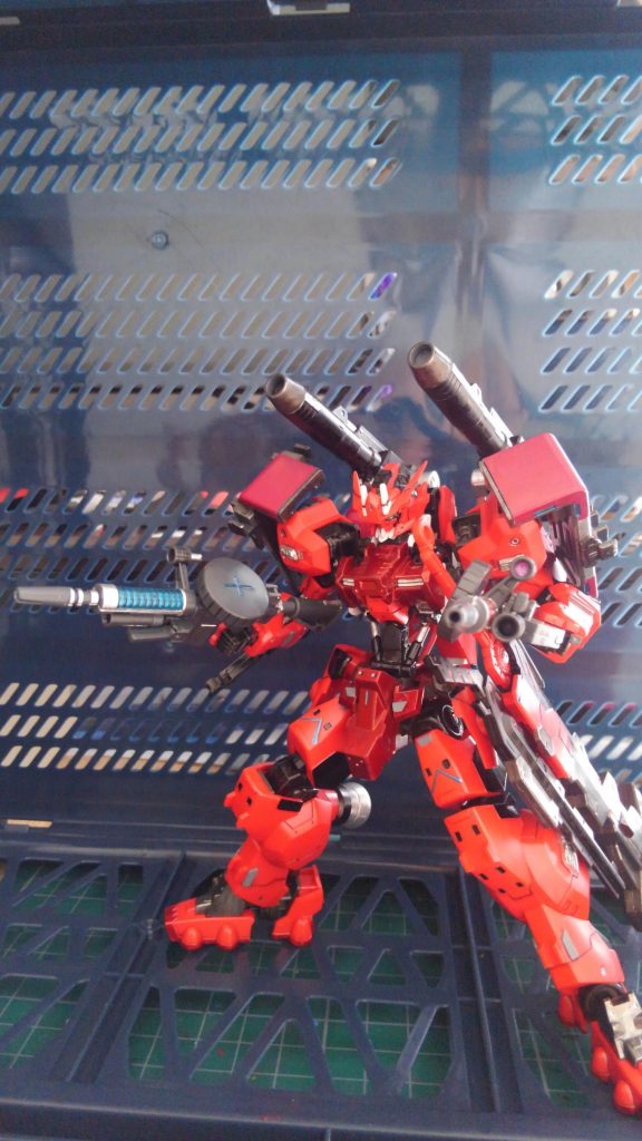 基地に潜入!
大量のプルーマ達をキャノン、そして向かって左肩に装備されたマシンガンで一匹残らず打ち倒す!