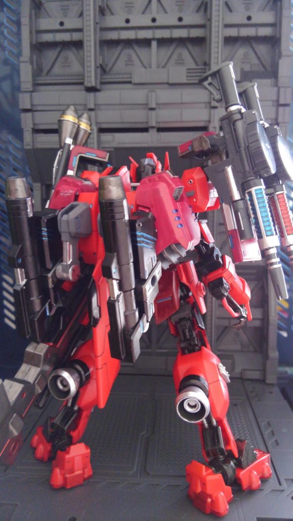 バックパックの追加装備であるキャノンと重装備にすると機動性が落ちるので、バックパックに追加のスラスターをつけてます。