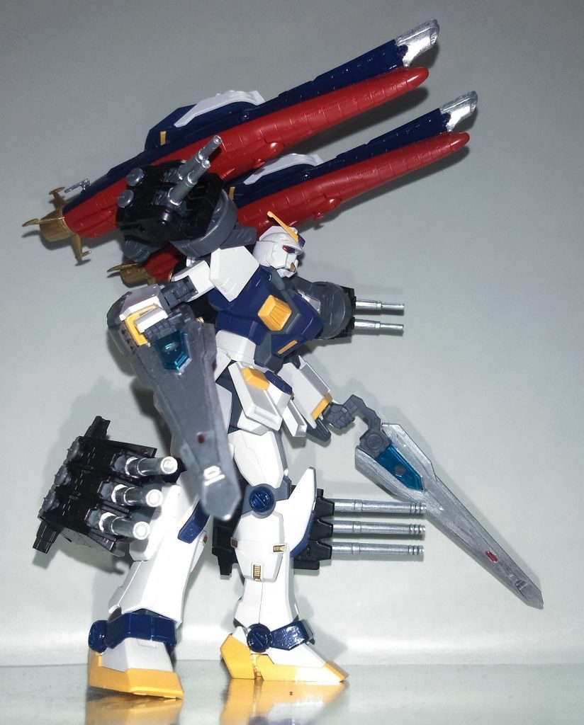 ハドーカノン
ハドーエンジンの出力は攻撃にも転化出来、その威力は艦船のメガ粒子砲にも匹敵するが、若干のチャージが必要となる。
その間ブースターとしては使用できず移動は固有のバーニアのみとなる。
肩と足の連装砲はその間の牽制用としての意味合いが強い