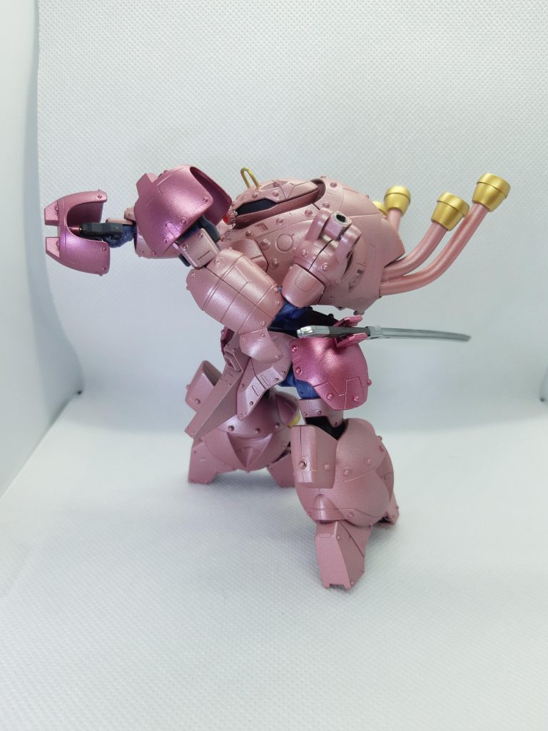 バインダーガンの握りを改造して、磁石で接続してます。小型の盾を兼ねており、相手の武器を破壊することを主眼にしている脳内設定です。