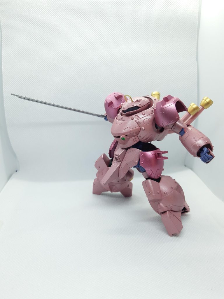 肩も足も可動範囲が辛い。引き出しとかダブルボールジョイントとか仕込めば（仕込める腕があれば）良くなるのかな？