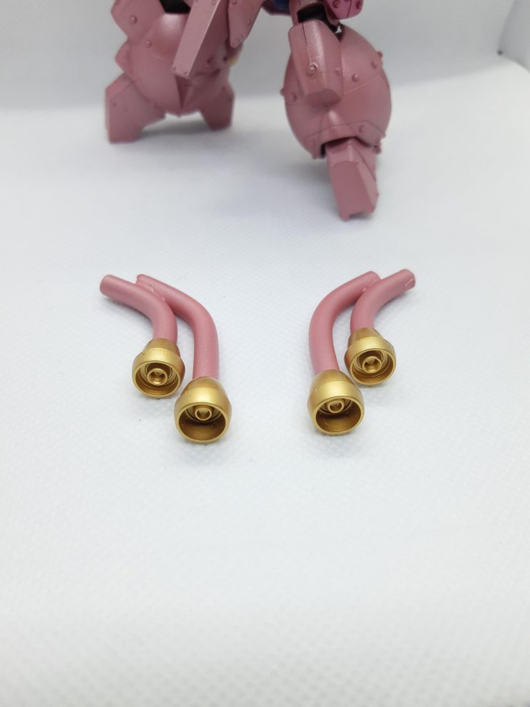 プラパイプの内側にソフトプラ棒を入れて、お湯で暖めて曲げてみました。シワが入らずに出来て良かったです。