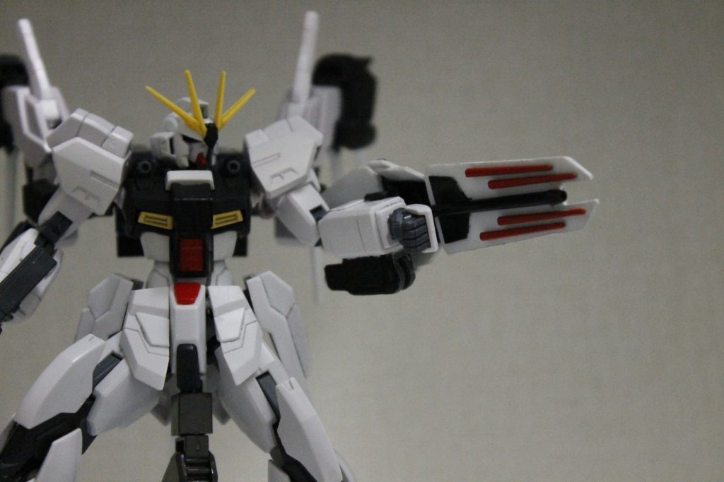 シールド
クアンタのシールドの一部をベースにプラ板を組み合わせてます。
裏面のビームガンはランナーの一部と市販パーツ、ミサイルはヴィダールの予備サーベルの先端です。