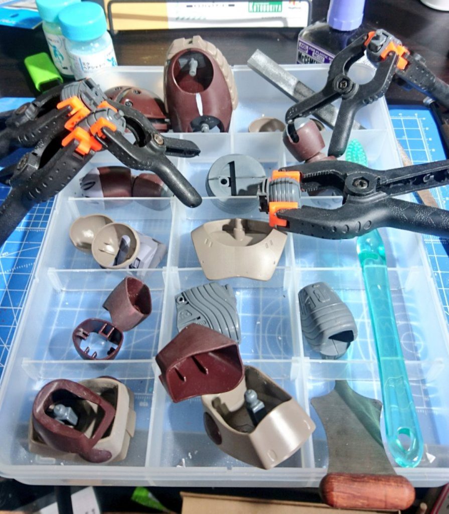 ## 合わせ目消し
今回はABSの合わせ目消しが主目的なので、しっかりクランプして接着していきます。
試したのは『Mr.セメントSP(SPブラック)』とアクリルサンデー。
お手軽なのは前者ですが、溶着力はアクリルサンデーの方が強いですね。