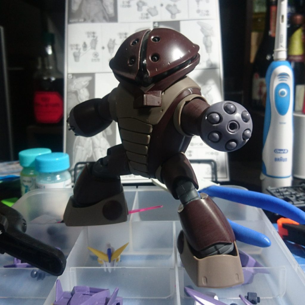 ## 合わせ消し完了
外装は腹部側面のみ
フレームも首、膝、足首?位しか合わせ目が出ないので優秀な設計ですね。
とりあえず合わせ目は『Mr.セメントSP(SPブラック)』で処理しました。