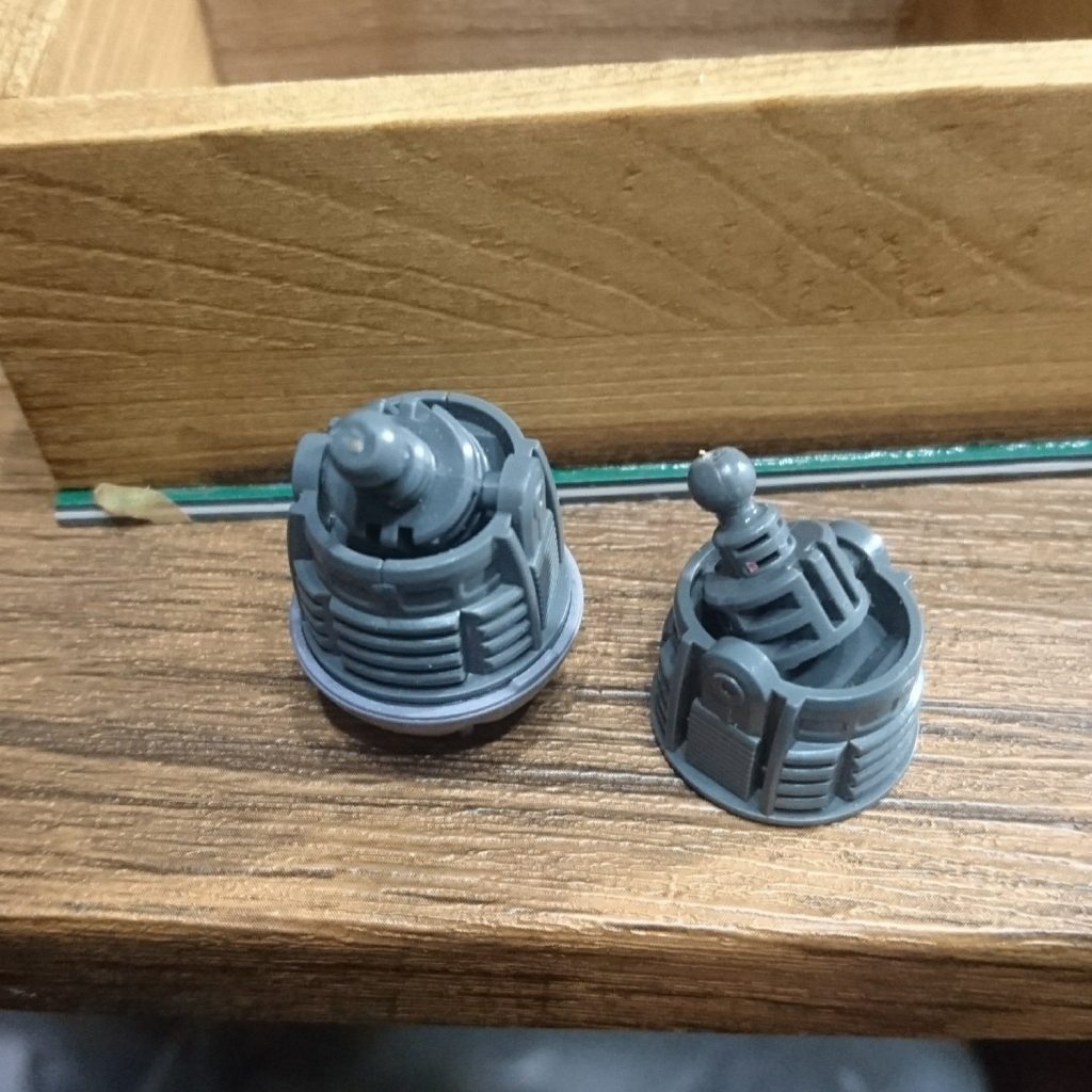 ## 肘関節のリカバリー
8年以上前にパチ組んだキットで関節がギチギチになっていたので、分解する時に肘をねじ切ってしまいました…。
折れたパーツで四苦八苦していたのですが、結果的には『フレキシブルべロウズリム』のBJ部を軸ごと移植して真鍮線を通して補強しました。
接着時には『アクリルサンデー』を使用しました。これが一番強度が高かったように思います。