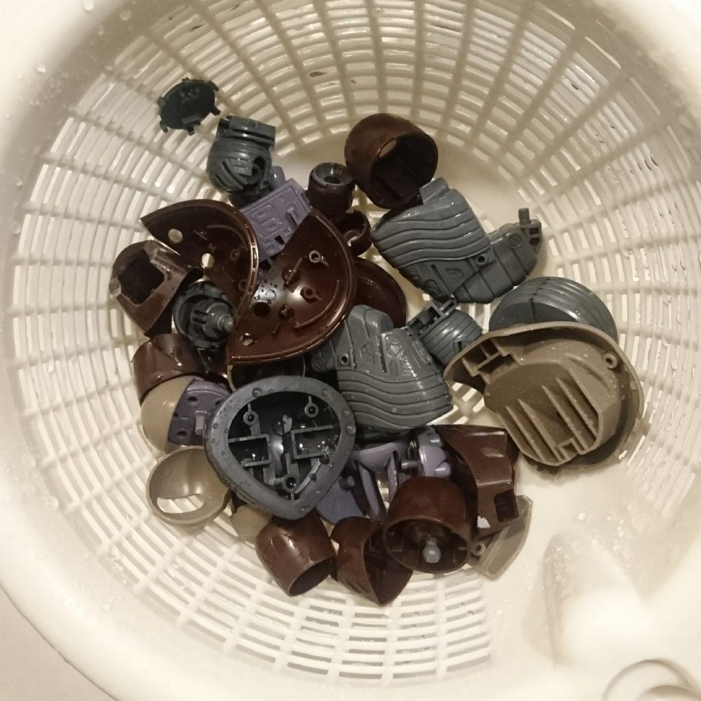 ## 洗浄
今回はパール塗装をするのでしっかり脱脂していきます。
軽く水洗いし、スプレータイプの中性洗剤を吹き付け歯ブラシで磨き、超音波洗浄機で細かな粉末を落として濯ぎ洗い後、サラダスピナーで脱水してドライブースに突っ込みました。