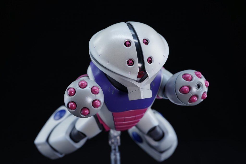 ## 6連ミサイル(ロケット)ランチャー
こちらも「えぇい!どっちやねん!」とツッコミ入れたくなるふわっとした設定。
何せ公式設定とプラモのインストですら相違がありますからね!
これも後に改良されてミサイルになってるという設定にしておきましょう。