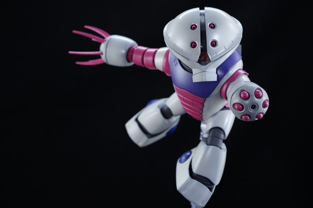 ## メガ粒子砲
メガ粒子砲なのかバルカンなのかイマイチ設定が安定しない腕部中央の固定砲。
ZZの時代でかつコックピットも改修され、更にホバー移動できるくらいに改造されているので、たぶんこの機体のはメガ粒子砲なんでしょう。