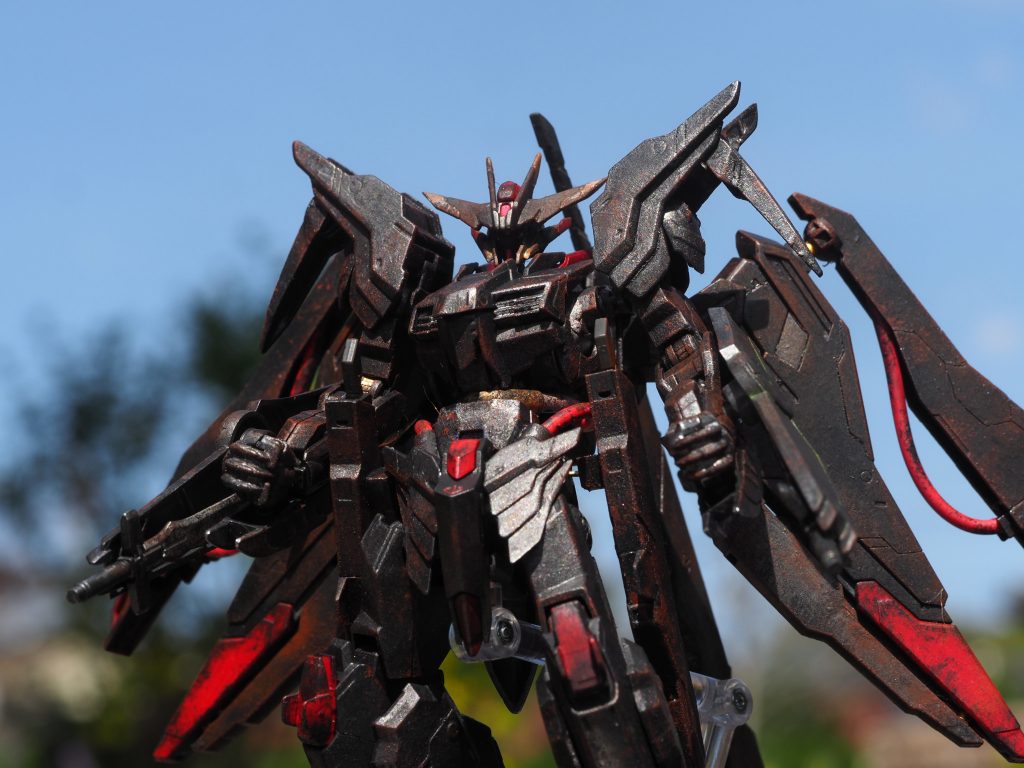 塗装はドライブラシ以外は
全てアクリジョンの筆塗りです。
フレームは焼鉄色。
シリンダーやパイプはシルバーと
ゴールドで塗り分け。
装甲は赤鉄色と黒鉄色、
差し色の赤はメタリックレッドです。
ドライブラシは
ガイアのエナメルの煤(すす)と
赤さびで全体に施して
金属感を出しました。